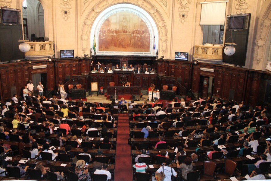 com-presenca-do-crp-rj-audiencia-publica-sobre-o-desmonte-das-politicas-de-assistencia-social-lota-plenario-da-alerj